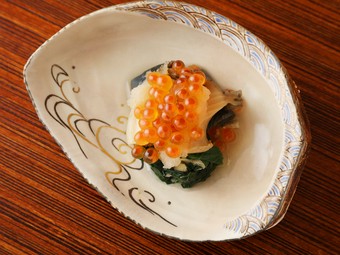 魚介を重ねて、新たな味わいを生み出す『イクラ　鮑』