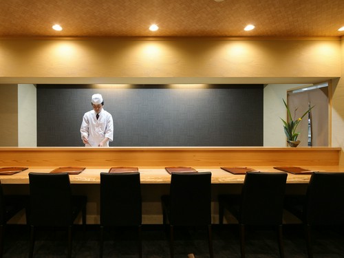 カウンター席では、藤本氏との会話を愉しむのも醍醐味の一つ