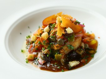 《5,000円》シェフのお任せコースの前菜『バッカラマンテカートと一年熟成男爵イモのミルフィーユ仕立て』