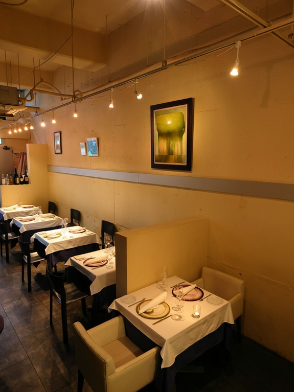 2人用の席があり、デートや友人との会食に最適