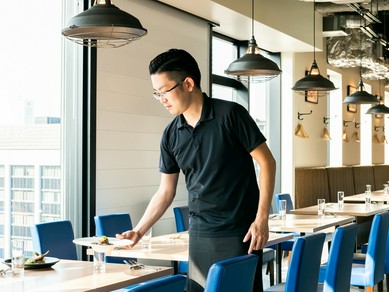 フラリと来店し、食事とお酒をひとり嗜む