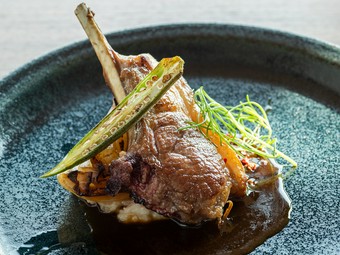 抜群の火入れで肉の旨みを凝縮させた『仔羊のグリル』