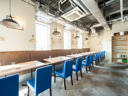 鮮やかなブルーの椅子が爽やかな印象