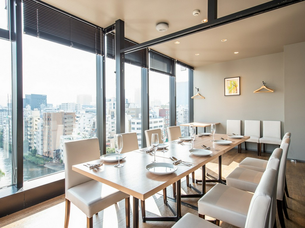 夜景を望める個室も完備