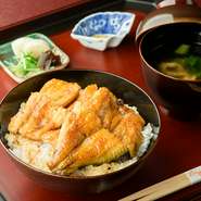 創業時より受け継ぐ自慢の逸品です。板場の生簀で泳がせている活鰻を背開きにし、皮のカリッとした食感を残すため、蒸すことなくそのまま焼き上げます。（写真は特上です）