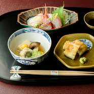 地物の食材を中心に、旬のものを使った会席料理をご用意します。お料理はもちろん、大切な方との大切な時間をお楽しみください。　