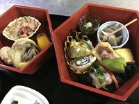 明月楼の会席料理をお弁当箱に凝縮しました。季節の食材を八寸物、炊き合わせ、焼き物、揚げ物、酢の物など丁寧に調理した20品目以上を、彩りよく盛り込みました。
沢山の種類を少しづつ楽しみたい女性に人気です。