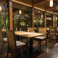 季節の詩情あふれる日本庭園、名料亭から受け継いだ調度品も自慢