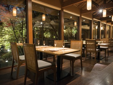 季節の詩情あふれる日本庭園、名料亭から受け継いだ調度品も自慢