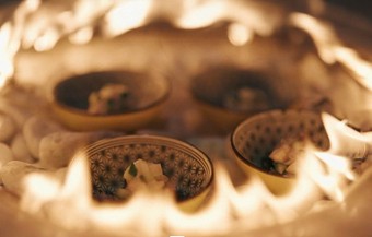 雪と光に包まれた日本庭園で楽しむ没入型ディナー【雪灯りのレストラン】