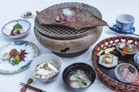 店の自慢料理の一つ、伝統の釜焼き鯛めしを軸に、多彩な旬の幸を味わえる特選会席。【エルムガーデン】伝統の味と華やかな会席の趣向をお昼にゆっくり楽しめます。記念日ランチや接待ランチなどにもオススメ。