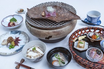 優雅なランチが叶う！伝統の味を満喫できる昼会席『鯛めし会席』