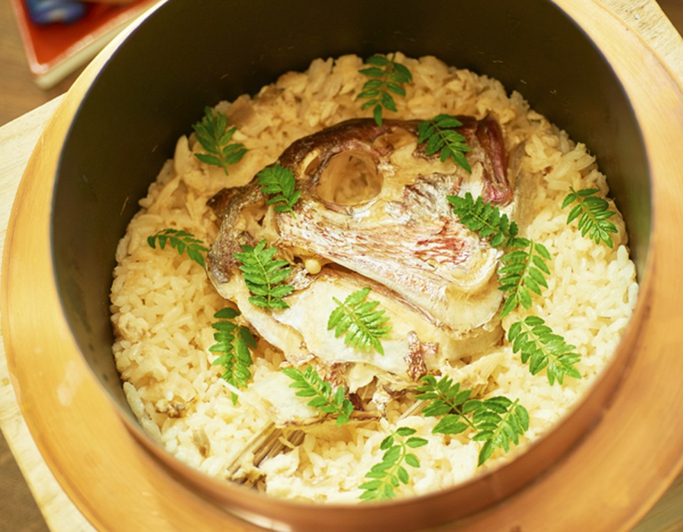『鯛めし会席』のメイン、エルム伝統の真鯛の炊き込みご飯