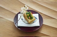 1日10食限定のお昼の会席
オープンキッチンからご用意させていただく会席は旬菜と
季節の炊き込みご飯が楽しめます。