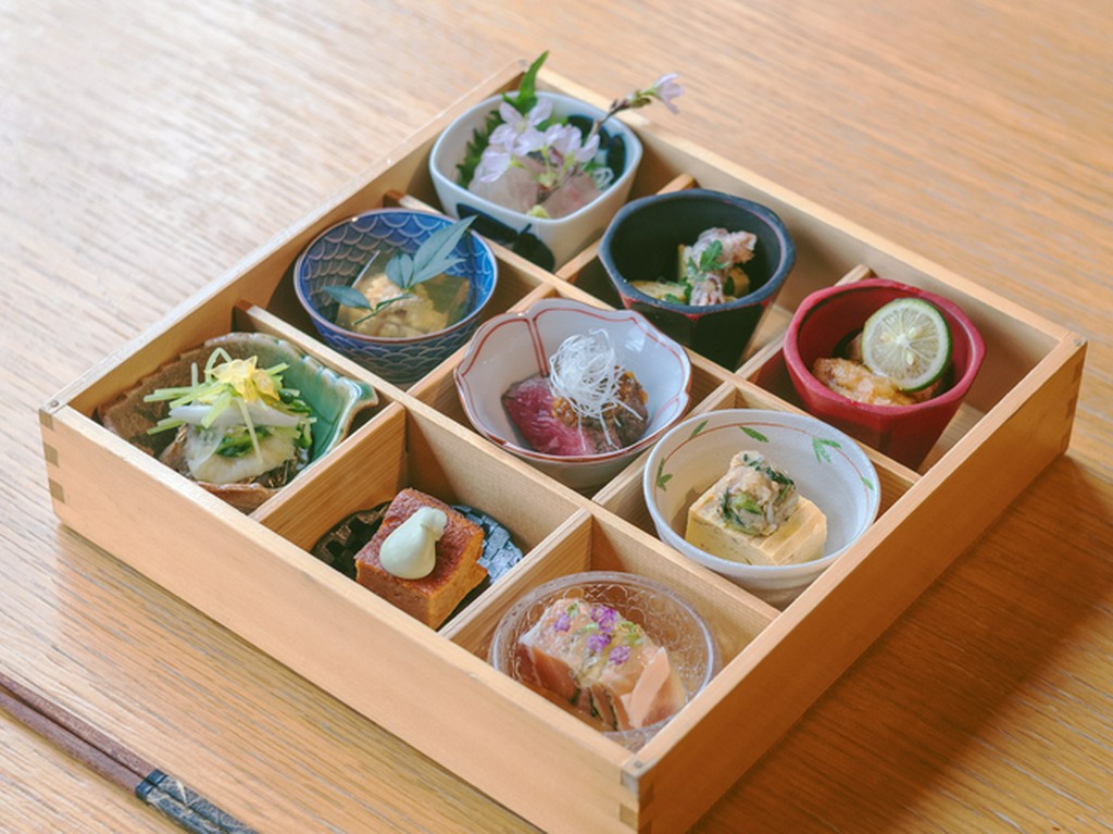 お昼には時期に応じて、琴の生演奏など風雅な演出も楽しめる