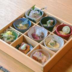 お昼には時期に応じて、琴の生演奏など風雅な演出も楽しめる