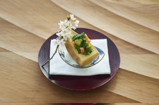 オープンキッチンからご用意させていただく会席は旬菜と季節の炊き込みご飯が楽しめます。