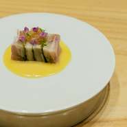 “新北海道和食”の探求から生まれた一皿。写真の例は『にしんのテリーヌ』で、酢〆にした積丹産生にしん、早来産生ハム、大葉、生姜などを白板昆布で艶やかな博多押しに。まろやかな酢味噌との相性も抜群です。