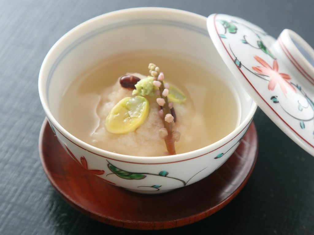 蓮根のすりおろしを蒸して季節感を添えた『甘鯛のはすむし』