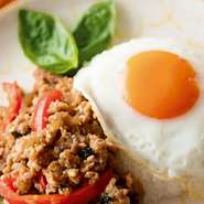 タイで最もメジャー飯！辛い物好きにはたまらない～豚ミンチのバジル炒めです。目玉焼きにからめて、美味しさUP！