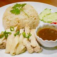 必食！屋台の定番！柔らかく茹でたチキンと、鶏スープで炊いたご飯。自家製のジンジャーソースに付けてお召し上がり下さい！