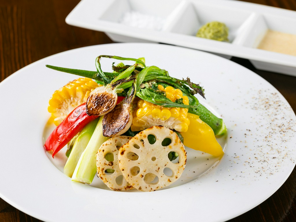 彩り豊かに揃えられた、多くの野菜をおいしくいただく『いろんな野菜の鉄板焼き』