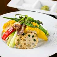 旬の野菜8種類以上をシンプルに鉄板で焼き上げた一品。調味料には岩塩、バジルみそ、バーニャカウダソースが用意されているので、自分なりの味の変化を楽しめます。