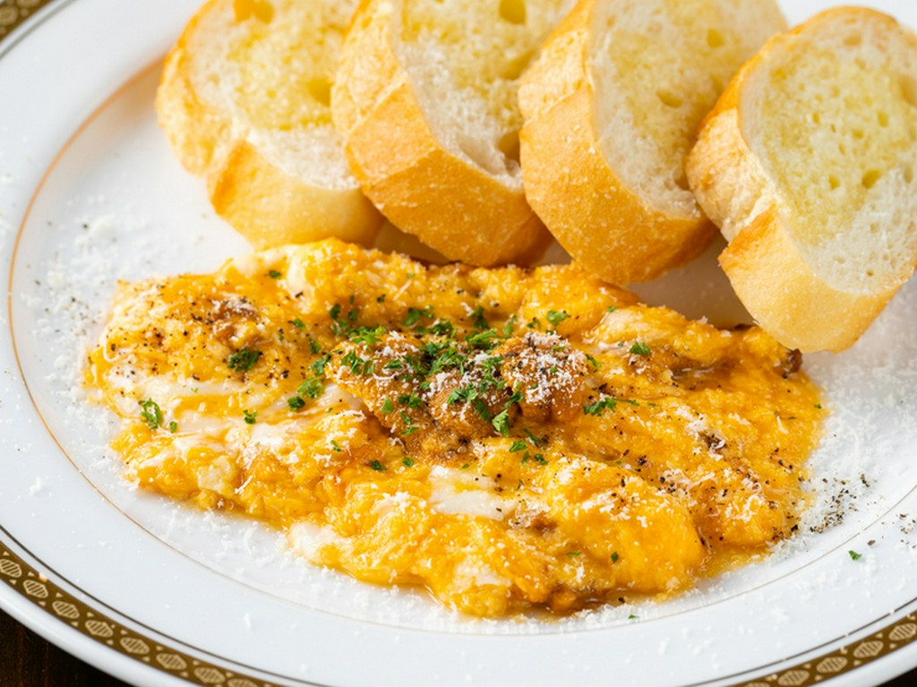 『ウニのスクランブルエッグ　ガーリックバケット添え』