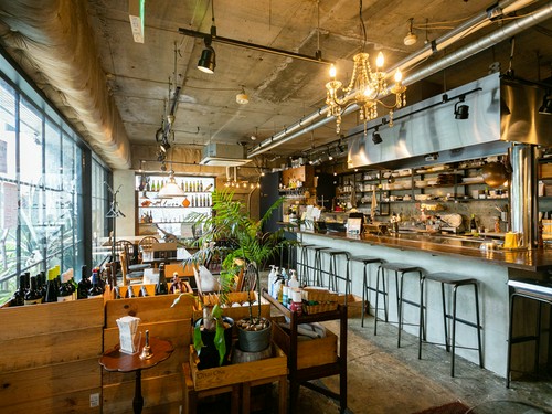 華やかなシャンデリアが店の中心で輝く