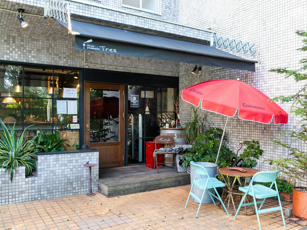 店先の赤いパラソルが可愛らしい！