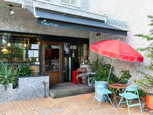店先の赤いパラソルが可愛らしい！