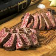 2種類の肉を、一度に食べ比べる楽しみ『熟成肉と赤身肉の盛り合わせ』
