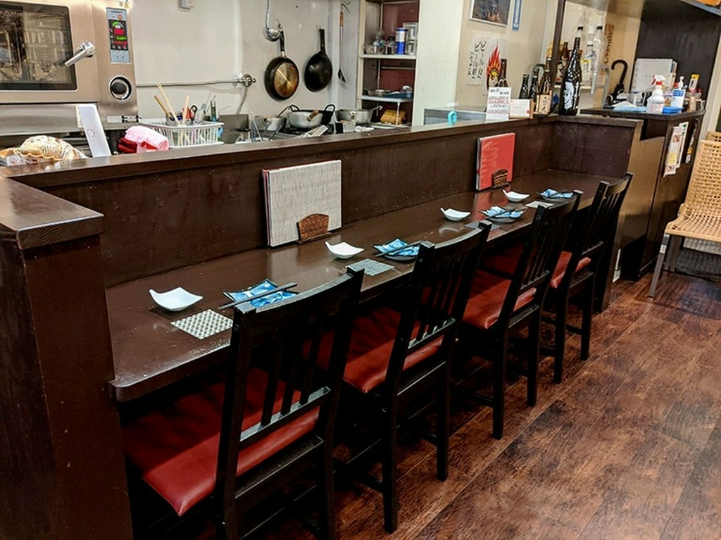 店主との会話を楽しみながら利用できるカウンター席