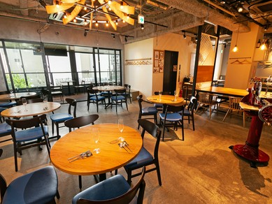 窓が大きく明るいダイニング