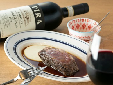 ワインを飲みながら、ゆったりとしたひとときを