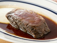 3日間かけて調理。食べ応えを重視した『「極厚」ローストビーフ 100g』