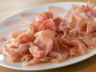 とろける食感がくせになる『イタリア産生ハム、サラミの盛り合わせ』