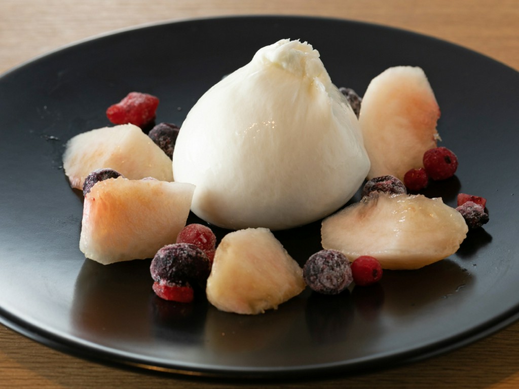 人気の前菜『ブラッティーナチーズ　季節のフルーツと』