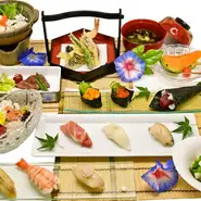料理が季節ごとに変わり、板長自慢のネタや料理が楽しめるワンランク上のコース。寿司がメインで、合間に料理が入るメニュー構成となっています。肉料理もあり、冬季は鍋も入るなどボリュームも満点。