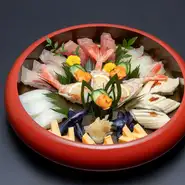 とろをはじめとした自慢のネタが味わえる一皿。通常よりもネタが大きくなっており、食べ応え抜群です。ネタの旨みを絶妙に引き立ててくれるちょっと甘めのシャリがポイント。写真は出前用の3人前です。