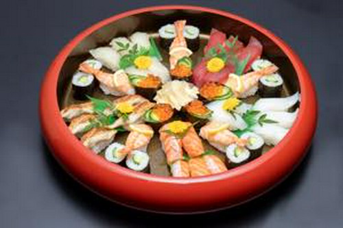 季節のネタを楽しめる握りの盛り合わせ