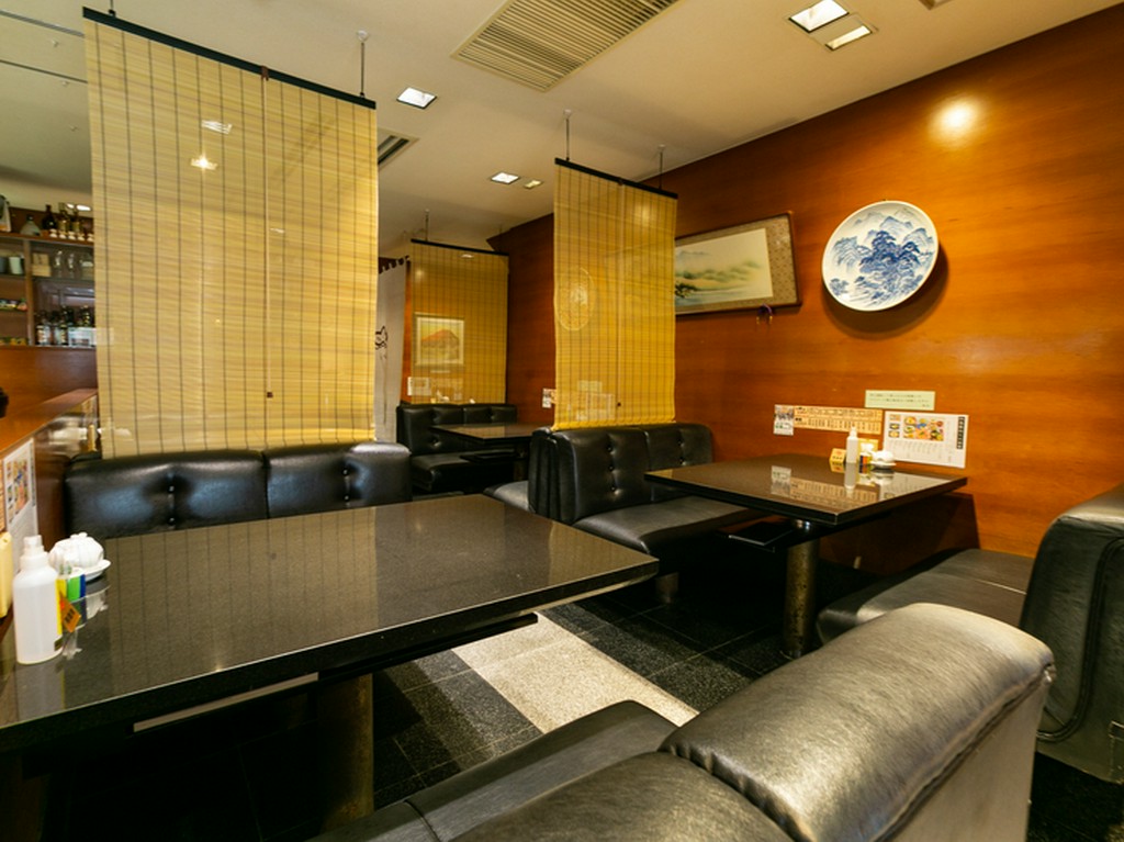 黒を基調とした、高級感があり落ち着いた雰囲気の店内