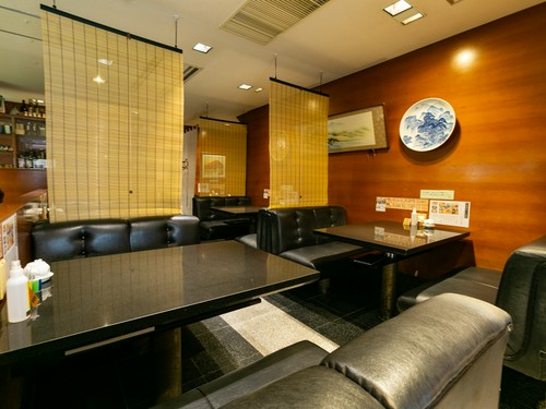 黒を基調とした、高級感があり落ち着いた雰囲気の店内