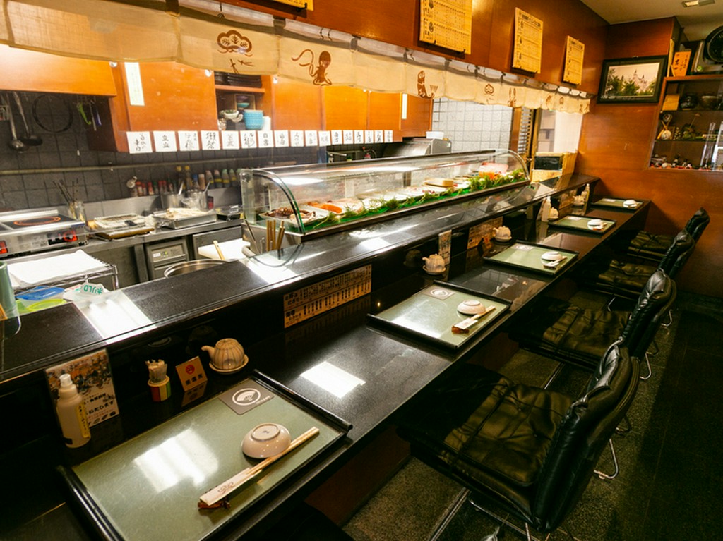 寿司職人の華麗な手さばきを見られるカウンター席