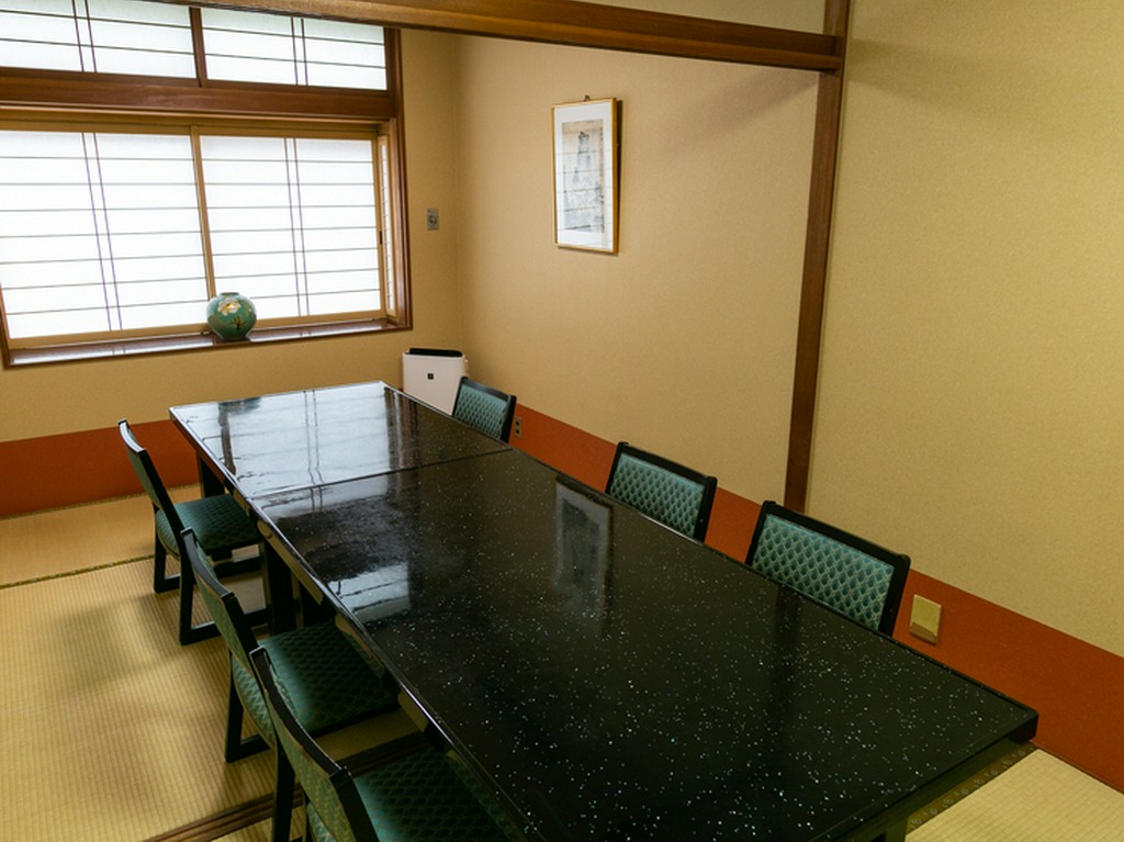 2階には、人数に合わせて使える完全個室を完備