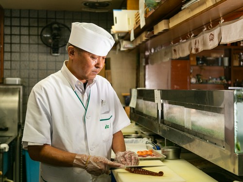 熟練の技を駆使した季節の料理でもてなしてくれる五島氏