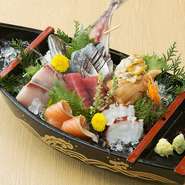 その日仕入れた新鮮なお刺身を豪快な船盛りに！
分厚く切られたお刺身は満月のトレードマークです！