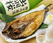 オホーツクの海で育ったホッケは脂乗りバツグン！
顔より大きな驚くこと間違いなしの一品です！