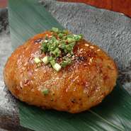 老舗の焼き鳥屋さん直伝のレシピで作る自家製つくね！
アツアツをほおばってください！