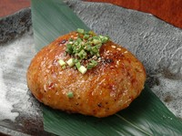 老舗の焼き鳥屋さん直伝のレシピで作る自家製つくね！
アツアツをほおばってください！